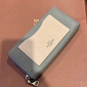 Colorblock accordion zip ; (DAMAGED FROM STORAGE) .